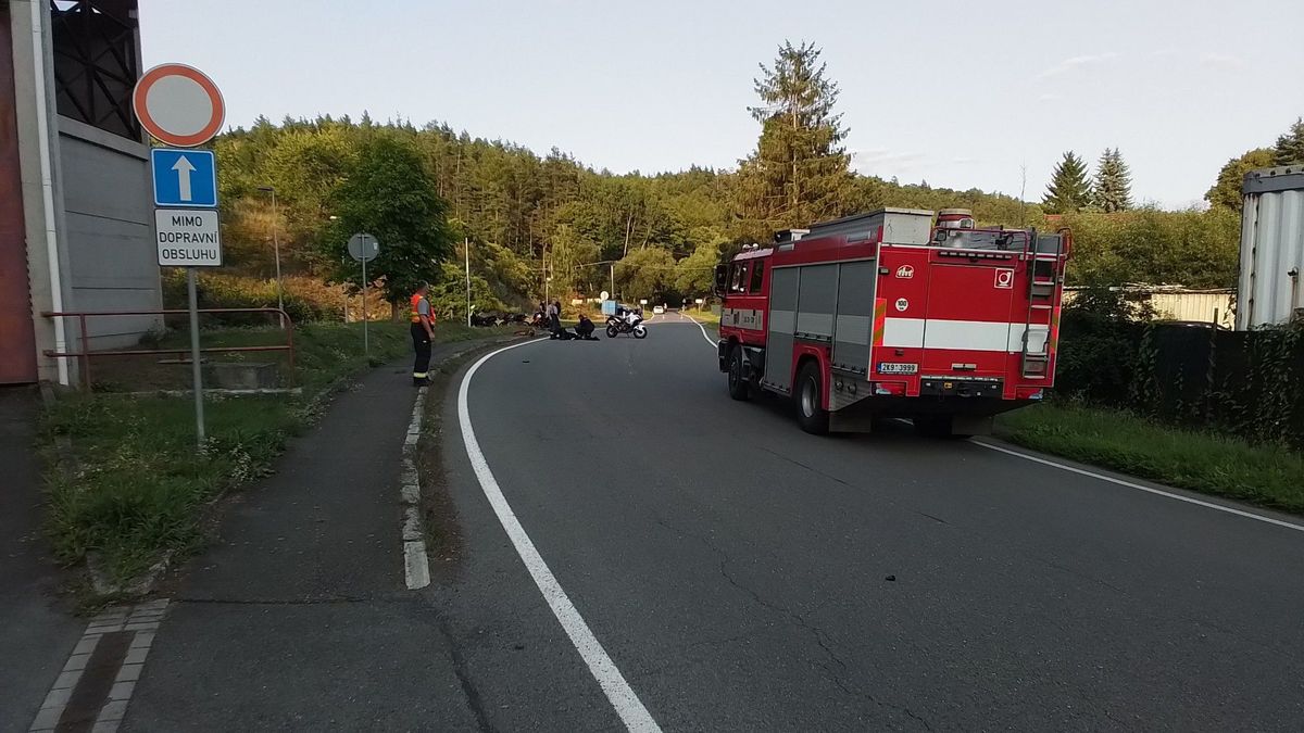 Na Karlovarsku se srazil motorkář s autem. Letěl pro něj vrtulník